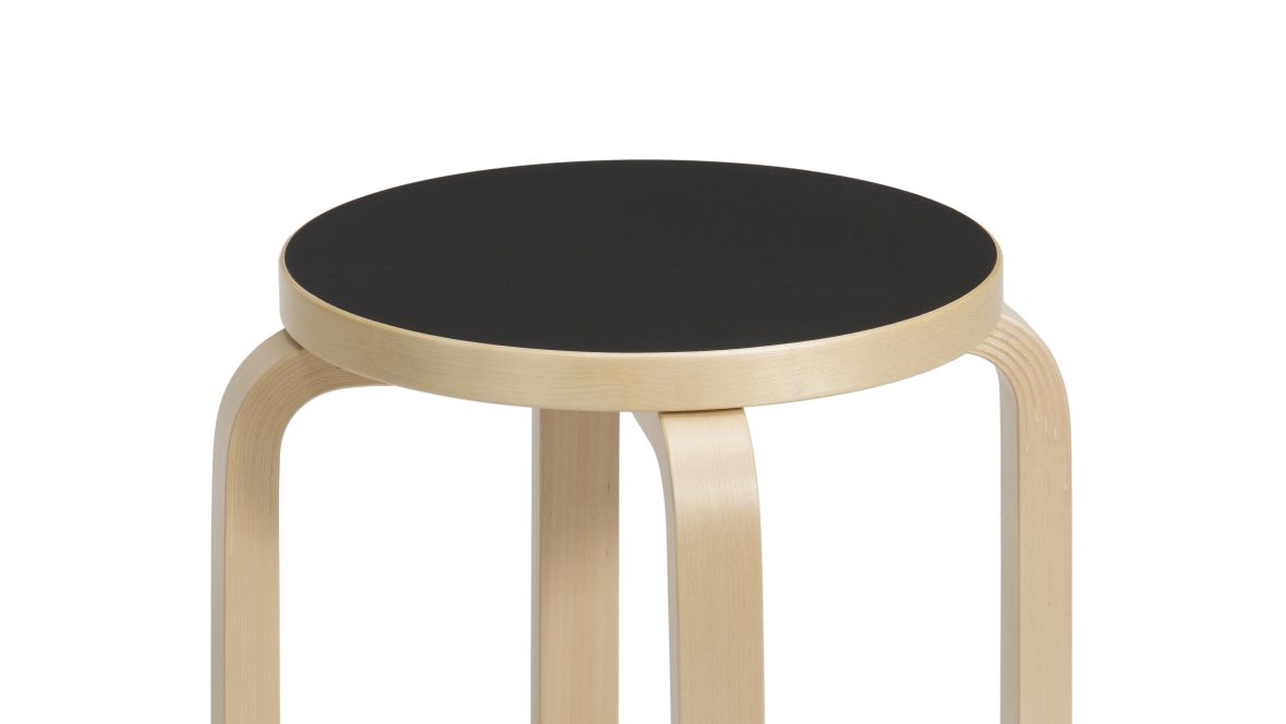 Artek Close-up Sitzfläche mit Linoleum – Forbo Furniture Linoleum